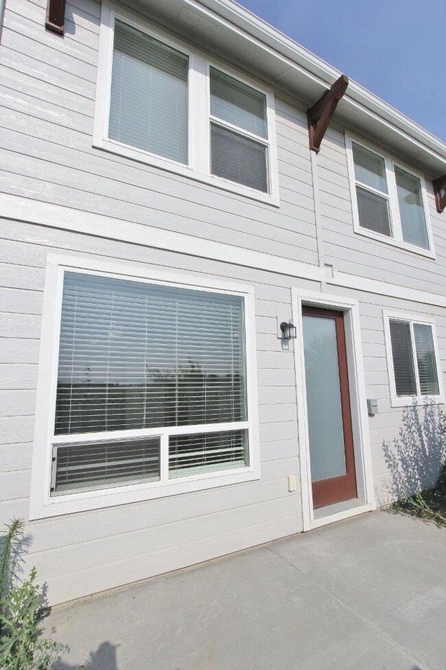 Building Photo - Modern townhouse in a Cozy Community. 50% ...