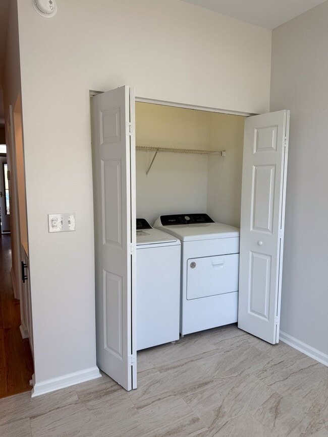 Building Photo - Newly Updated Townhome with Minutes Walk t...