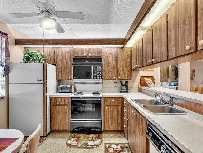 Building Photo - 6049 Balboa Cir