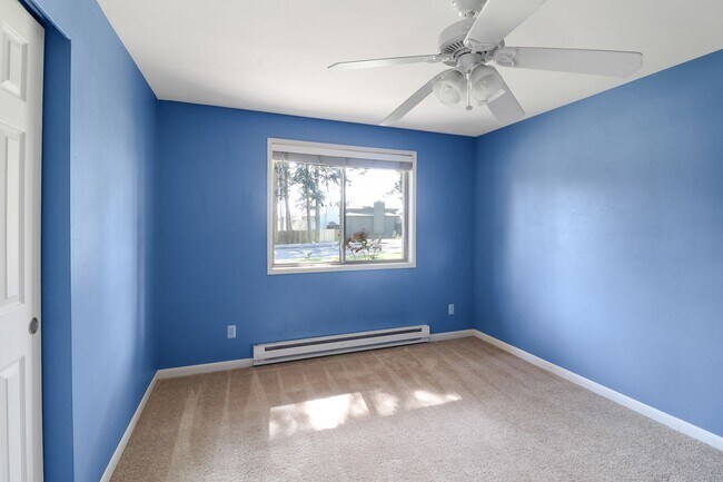 Building Photo - 3 Bed 2 Bath - Groups Per Approval - Dog Friendly - Fenced Yard