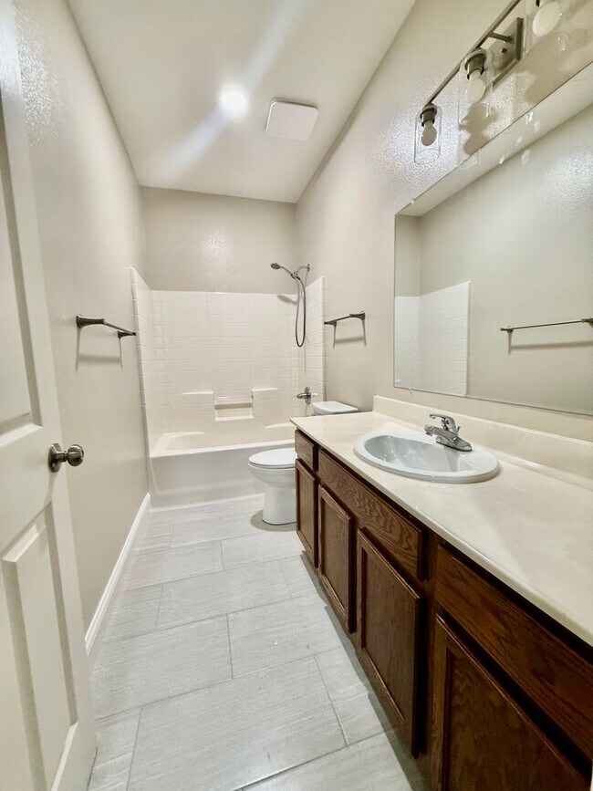 Building Photo - Beautiful home near Woodcreek high school