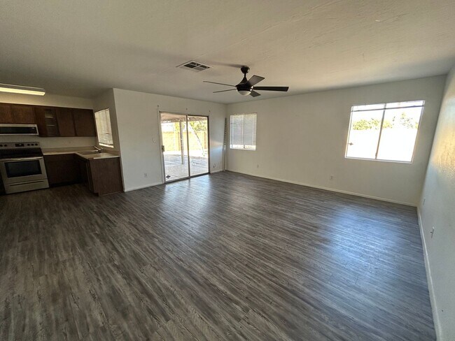 Building Photo - 3 Bedroom 2 Bathroom Parkview North Home