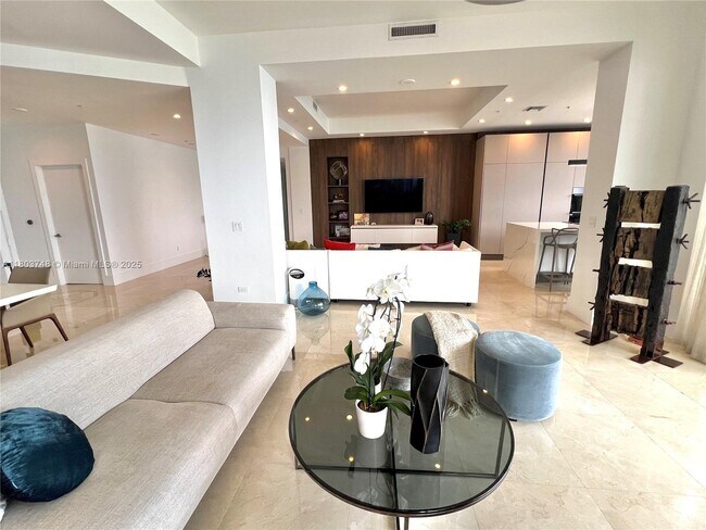 Building Photo - 848 Brickell Key Dr