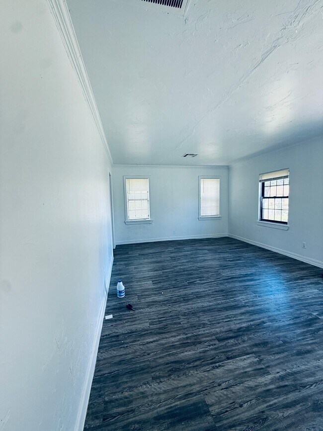 Building Photo - 326 E Harmon Dr