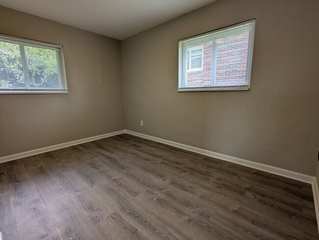 Building Photo - Beautiful, Fully Renovated 2 Bedroom in No...