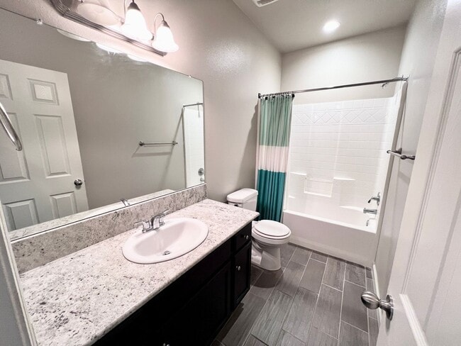 Building Photo - $2,400 Ashlan & Leonard, 3 Bedroom Home - ...