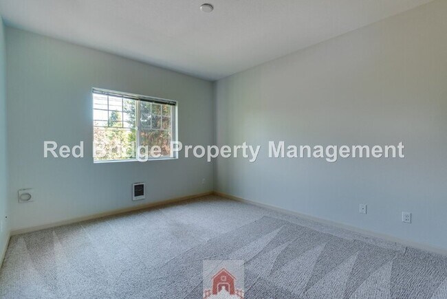 Building Photo - 10834 NE Holly St