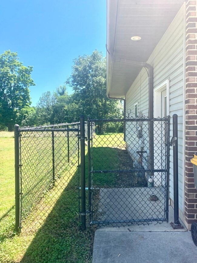 Building Photo - NEWLY Renovated 3 BED/2 BA Home!