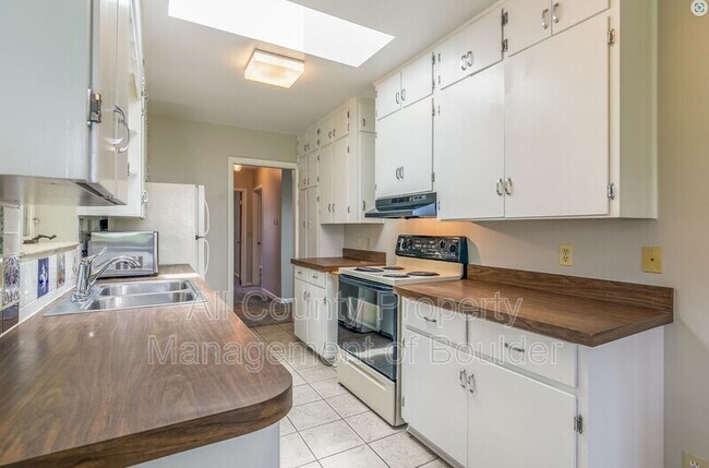 Building Photo - 2360 Balsam Dr