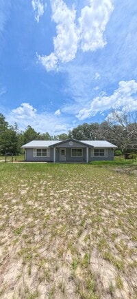Building Photo - "Charming 3-Bed Oasis with 2 Full Baths in Keystone Heights – Spacious 1152 Sq Ft!"