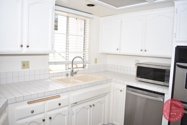 Building Photo - Charming 3-Bedroom Condo in the Heart of L...