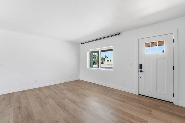 Building Photo - Discover this beautifully renovated 3-bedroom, 2-bath home in Mesa, AZ!