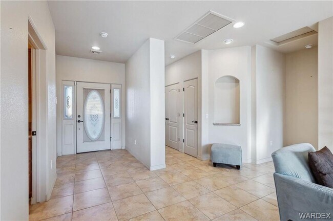 Building Photo - Condo in Gated Community!