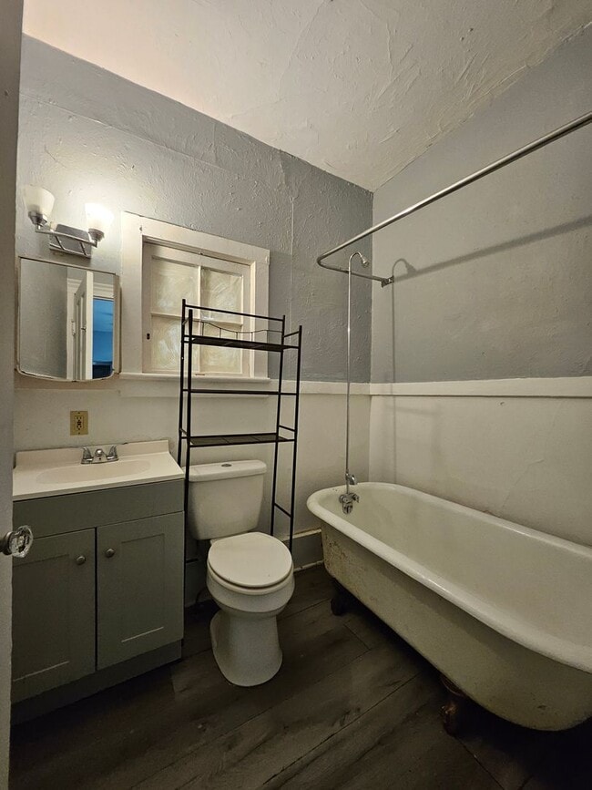 Building Photo - Upper 2 bedroom unit GAS INCLUDED