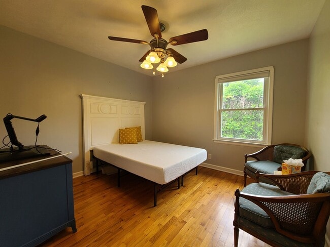 Building Photo - Partially Furnished 3-Bedroom Home with Fe...