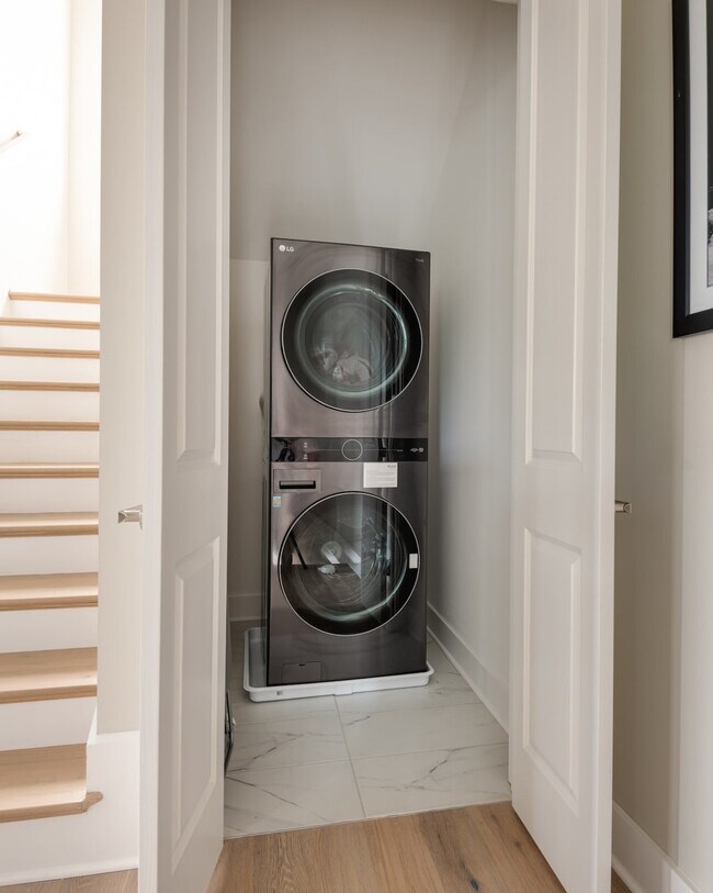 Building Photo - 1405 Napoleon St