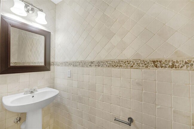 Building Photo - 6928 Hawthorne Trace Ln