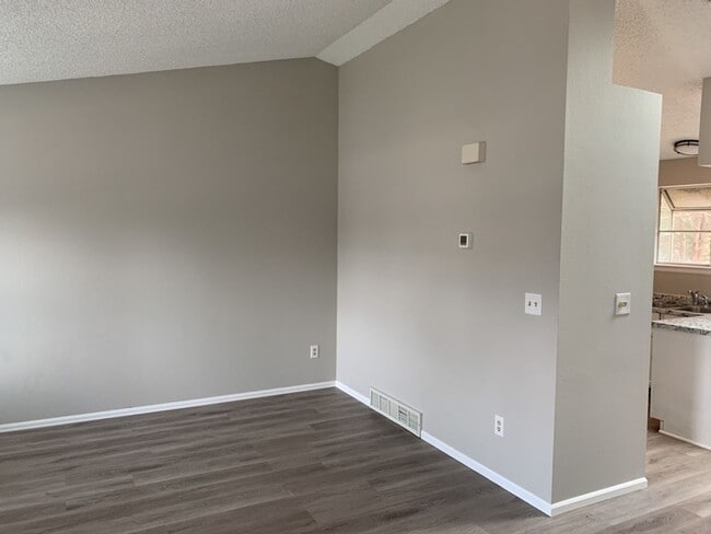 Building Photo - Spacious Tri-Level Home in Southwest Ft. C...
