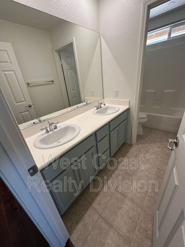 Building Photo - 820 Silver Dr