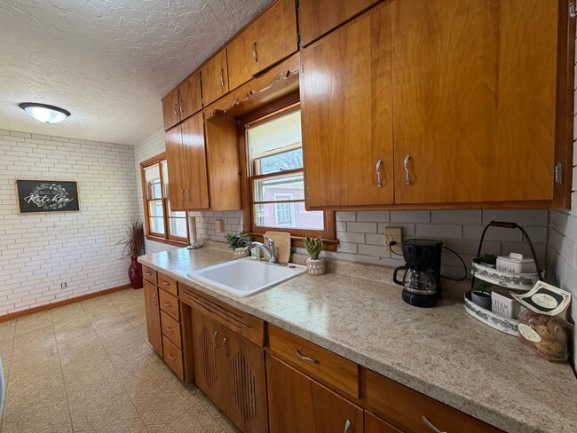 Building Photo - 3bed, 1bath home for rent in quiet Waterlo...
