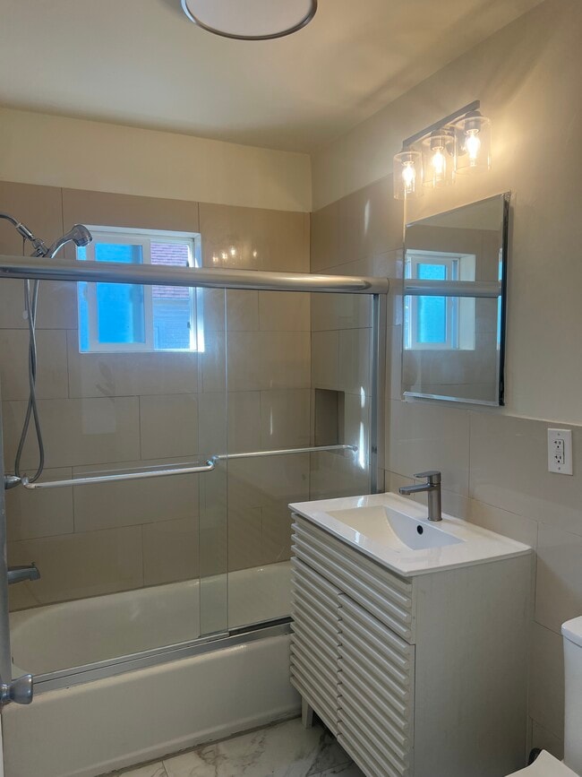 Building Photo - 517 N Holmes Ave