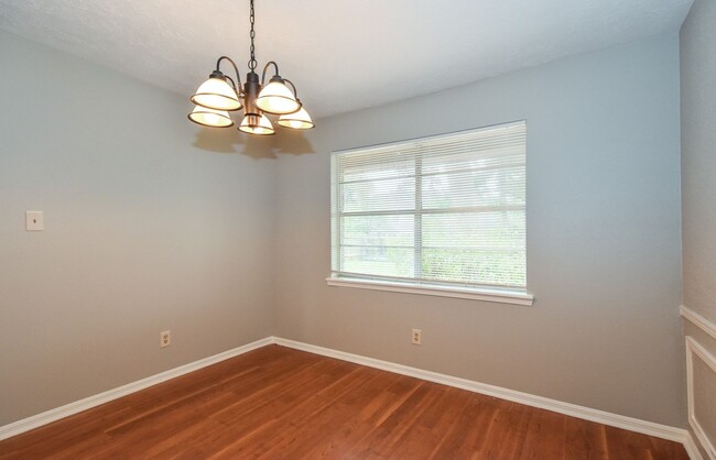 Building Photo - LARGE RECENTLY REMODELED 4 BEDROOM 2.5 BAT...