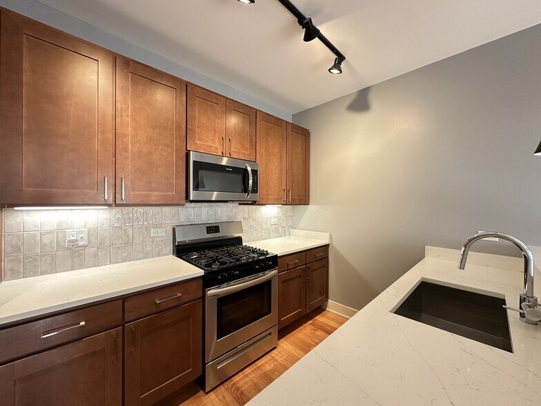 Building Photo - 2740 N Spaulding Ave