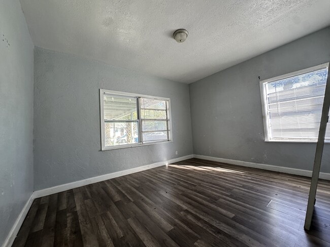 Building Photo - 3136 17th Ave S