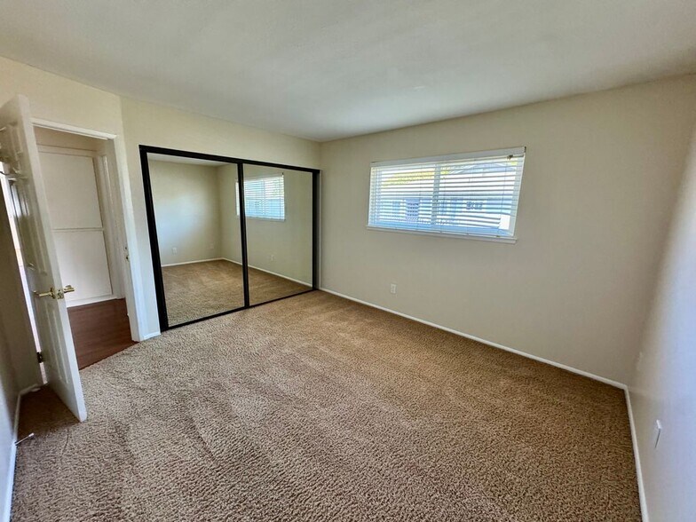 Building Photo - 4638 Via Vista Cir