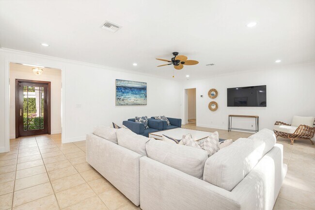 Building Photo - 230 Osceola Way