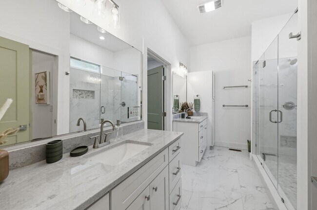Building Photo - 3556 Cottonwood Ln