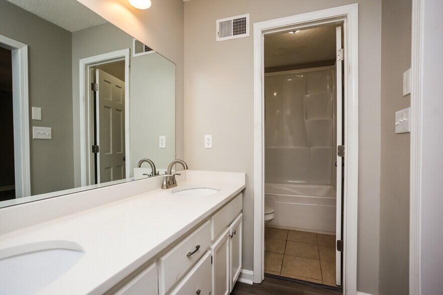Building Photo - 4466 Dawn Oaks Cove