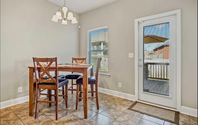 Building Photo - 2492 Bentridge Dr W