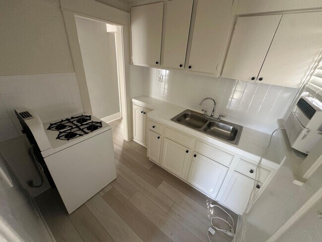 Interior Photo - 1117-1123 E. Appleton St