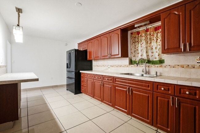 Building Photo - Comfortable 3-Bedroom Multifamily Home in Prime Miami Location (Water and electricity are included)