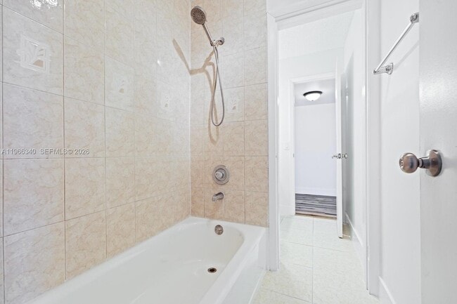 Building Photo - 889 Hamilton Dr