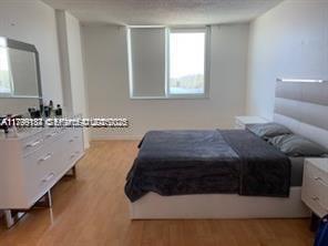 Building Photo - 300 Bayview Dr