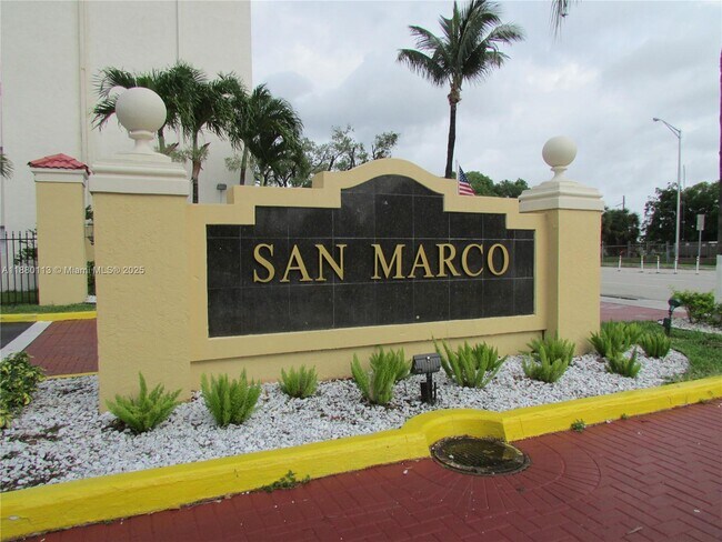 Building Photo - 8820 Fontainebleau Blvd