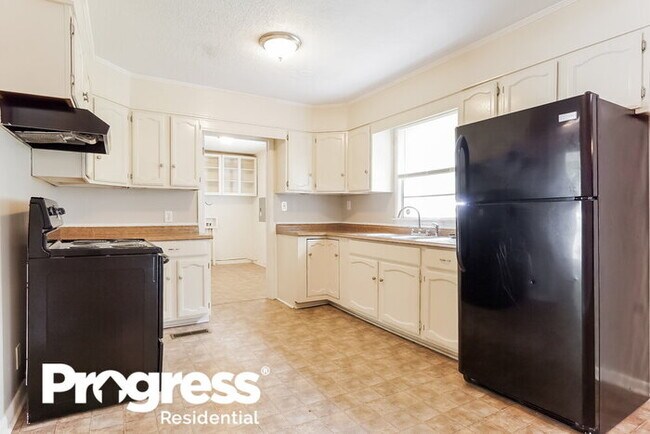 Building Photo - 300 Oakwood Ave