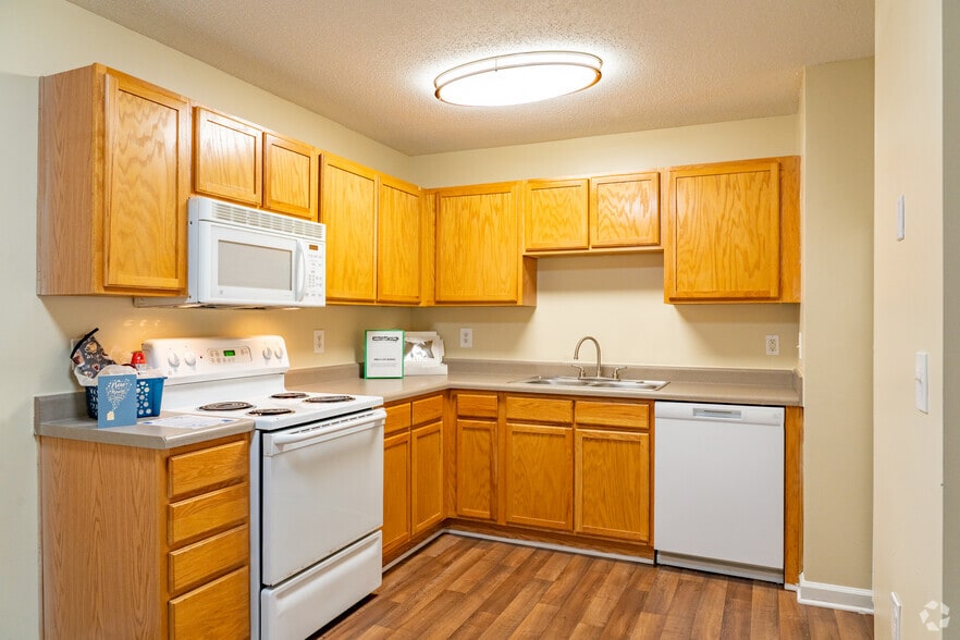 2BR, 2BA - 1050SF - Kitchen - Stonecrest