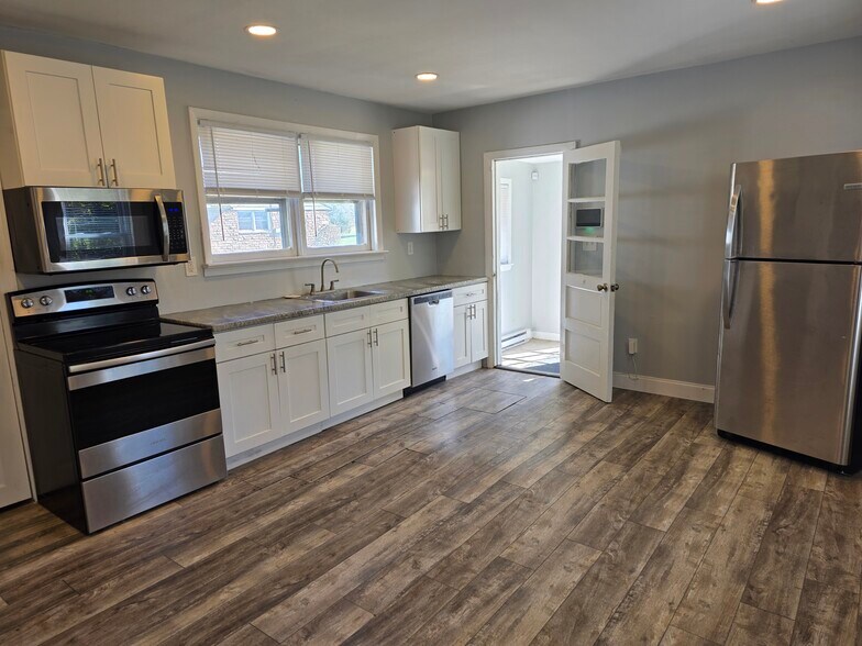 Building Photo - 2215 N Main St