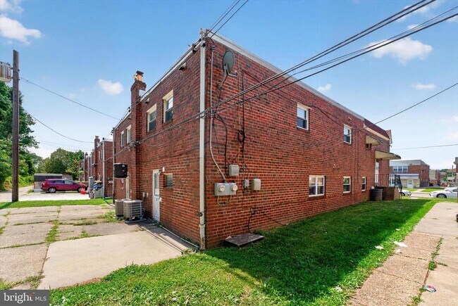 Building Photo - 2261 Strahle St