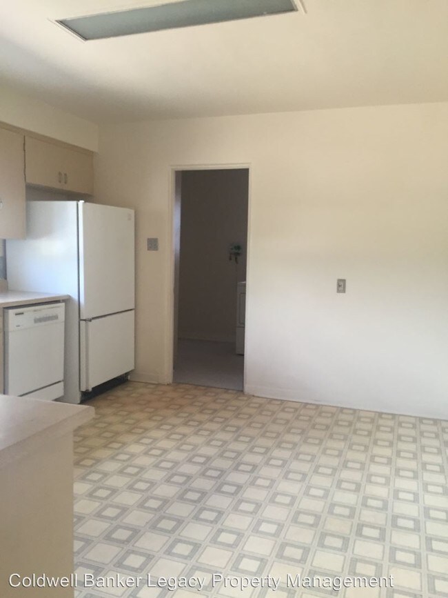 Building Photo - 1220 Girard Blvd NE