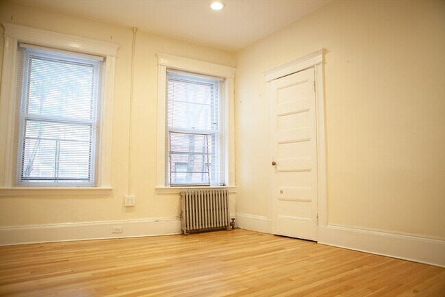 Building Photo - 74 Phillips St