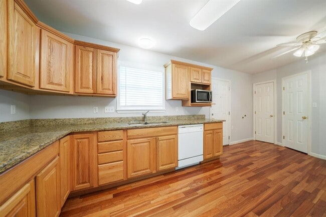 Building Photo - 1403 Broadmoor Dr