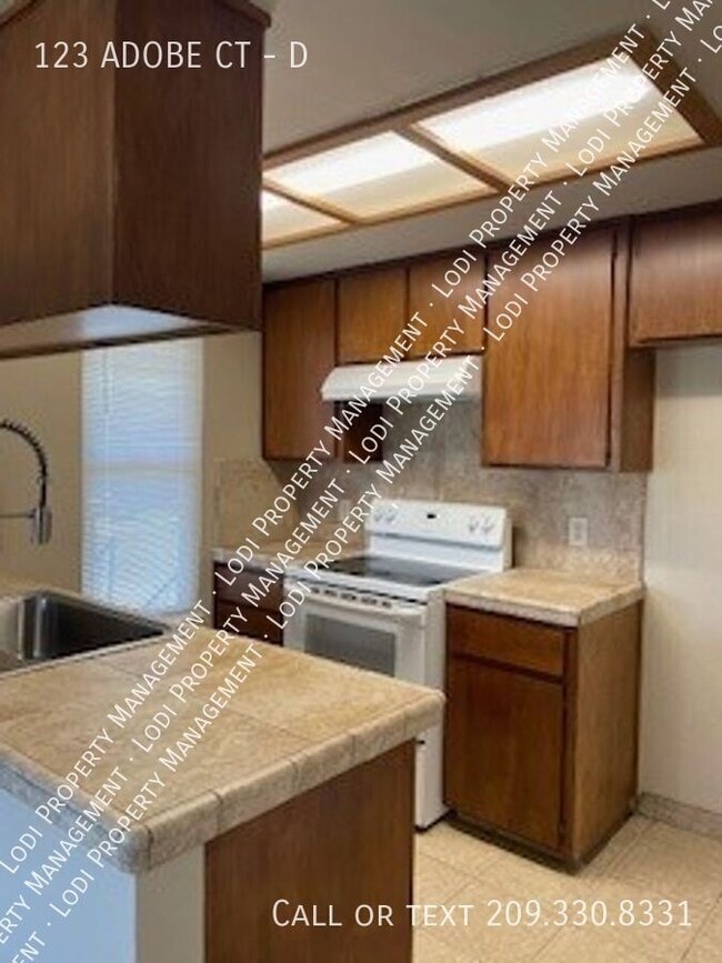 Building Photo - 123 Adobe Ct