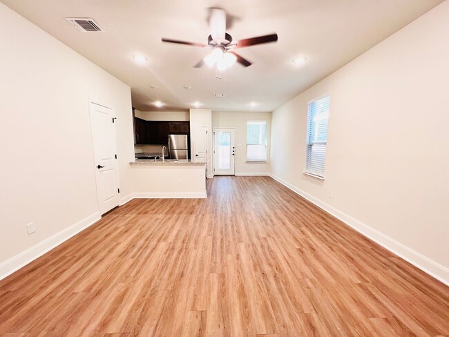 Building Photo - 10218 Lynwood Vlg