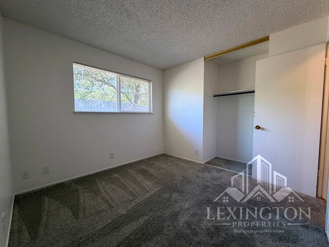 Building Photo - Lovely, 3BD/2BA, Home in Desirable Orangevale Neighborhood, Almond Acres, off Oak Ave. and Hickory!