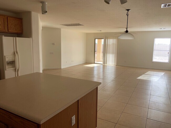 Building Photo - Affordable 5 Bedroom Living in Growing Maricopa