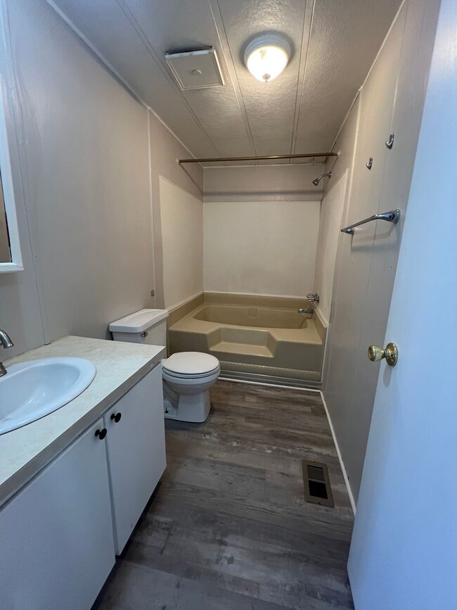 Building Photo - Large Three Bedroom In Chubbuck